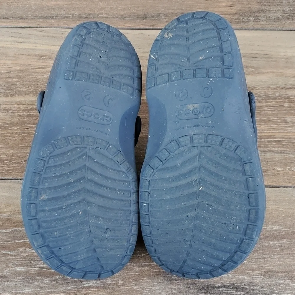 Crocs Junior boy insulated lined sandals flip flop shoes sz J2